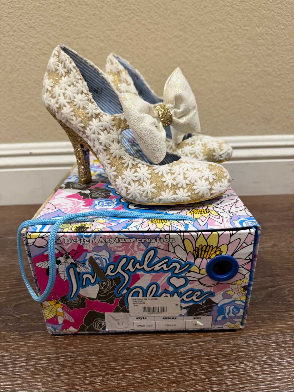 Irregular Choice Windsor Cream & Gold Floral Lace Heels w/ Bow Accent size 38/7 - Picture 13 of 15